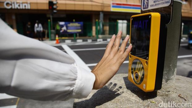 Akses pejalan kaki menuju dan dari Stasiun Cikini kini semakin mudah. Pemerintah Provinsi (Pemprov) DKI Jakarta meresmikan penggunaan pelican crossing di sisi timur Stasiun Cikini, Jakarta Pusat, pada Senin (15/9/2025).