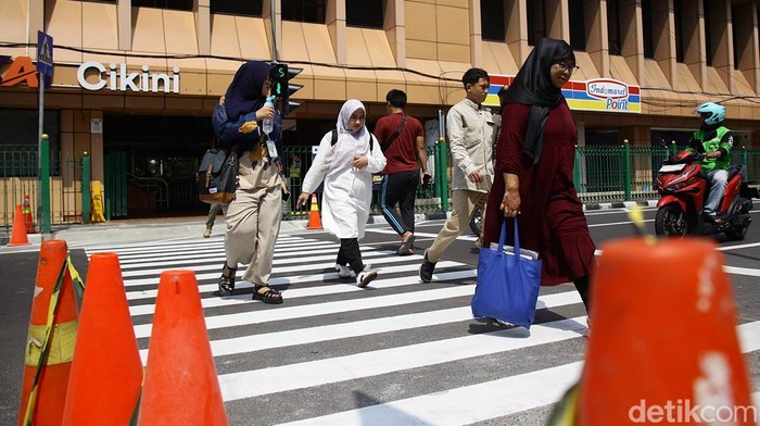 Akses pejalan kaki menuju dan dari Stasiun Cikini kini semakin mudah. Pemerintah Provinsi (Pemprov) DKI Jakarta meresmikan penggunaan pelican crossing di sisi timur Stasiun Cikini, Jakarta Pusat, pada Senin (15/9/2025).