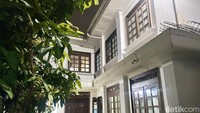 Inilah bagian depan rumah pemilik Nasi Uduk Mas Dikun yang kini dijadikan tempat usaha. Pembeli umumnya pesan via aplikasi ojek online, tapi kalau mau santap di tempat, pemilik akan mempersilakan makan di ruang tamu yang areanya terbatas. Foto: Andi Annisa DR/detikfood