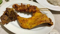 Makan nasi uduk paling enak dengan lauk ayam goreng. Untuk potongan ayam kampung harganya Rp 22 ribu. Ada juga pelengkap ati ampela hingga sate kulit. Foto: Andi Annisa DR/detikfood