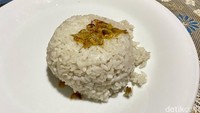 Nasi uduk di sini punya ciri khas warna agak kecokelatan keruh karena dimasak dengan banyak rempah. Proses masak nasinya istimewa karena beras sebelumnya direndam semalaman. Harganya Rp 9 ribu per porsi. Foto: Andi Annisa DR/detikfood