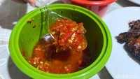 Untuk sambal lainnya ada pilihan sambal merah yang teksturnya lebih basah dan rasa pedasnya tak terlampau kuat. Cocok dijadikan cocolan ayam bakar. Foto: Andi Annisa DR/detikfood