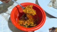 Nasi Uduk Mas Dikun punya pelengkap sambal bawang yang pedasnya cukup kuat. Jenis sambal goreng ini punya banyak penggemar. Foto: Andi Annisa DR/detikfood