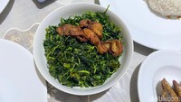 Menariknya, Nasi Uduk Mas Dikun kini menyajikan jukut goreng seperti yang sedang hits di Bandung. Semangkuk jukut goreng dilengkapi topping kulit ayam goreng yang renyah gurih. Foto: Andi Annisa DR/detikfood