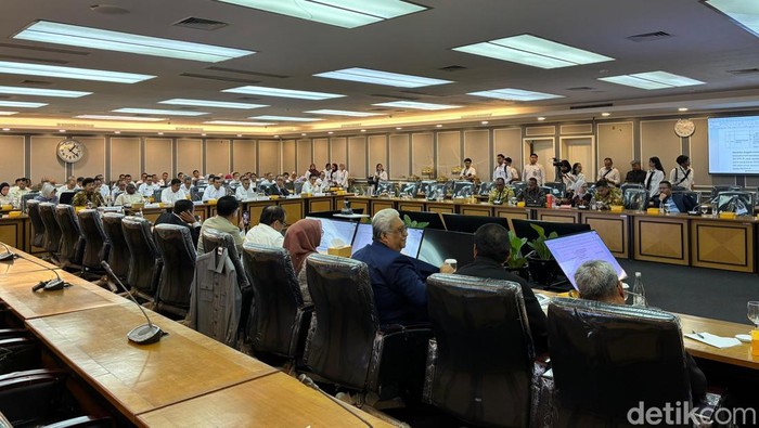Komisi XIII DPR RI melaksanakan Rapat Kerja dengan pemerintah untuk membahas rencana kerja dan anggaran kementerian/lembaga. Menteri HAM Natalius Pigai hadir dalam rapat, Senin (15/9/2025).