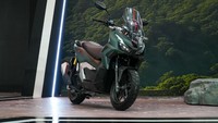 Motor ini masih mengusung konsep SUV. Desainnya tangguh, seakan bisa diajak ke segala medan. Kesan itu diperkuat dengan penggunaan windshield dan profil ban dual purpose. Foto: Dok. AHM