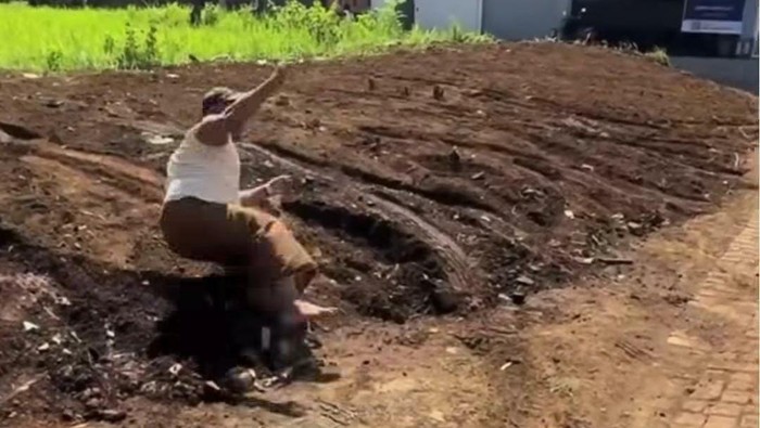 Oknum dosen berinisial IM yang guling-guling di sebuah lahan kosong yang berada pada tepi jalan