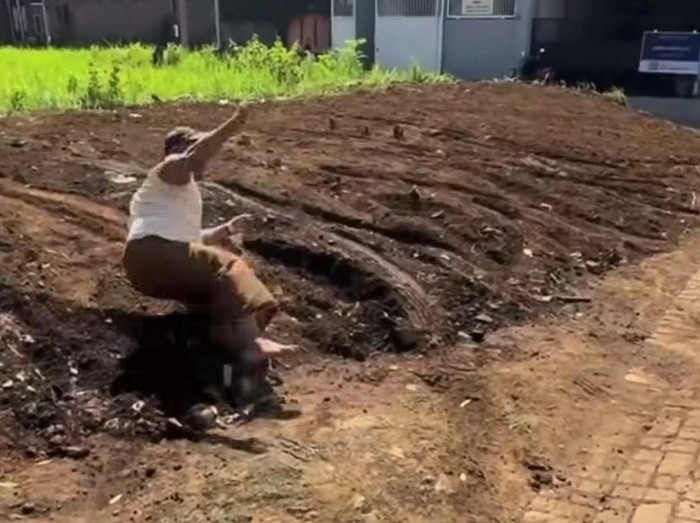 Oknum dosen berinisial IM yang guling-guling di sebuah lahan kosong yang berada pada tepi jalan