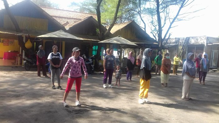 Beberapa wanita saat melakukan senam di pinggir Pantai Kuwaru.