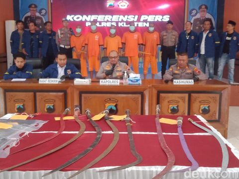 Para tersangka pengeroyokan dan barang bukti senjata tajam diamankan di Polres Klaten, Senin (15/9/2025).