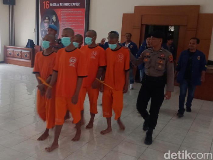 Para tersangka pengeroyokan dan barang bukti senjata tajam diamankan di Polres Klaten, Senin (15/9/2025).