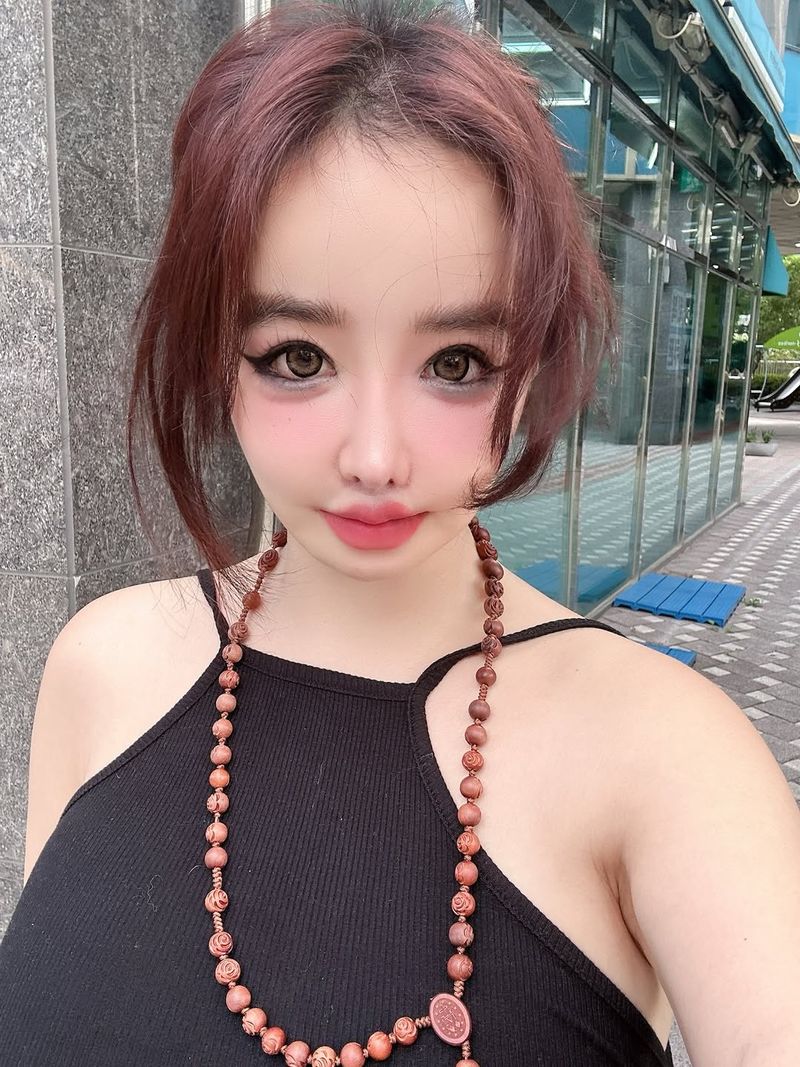 Park Bom 2NE1 kembali menandai Lee Min Ho dalam postingan Instagram-nya.