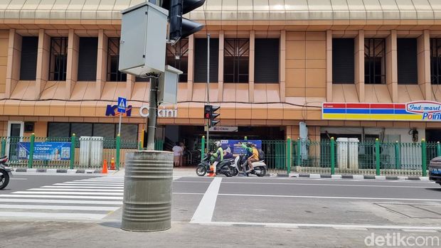 Pelican crossing di sisi timur Stasiun Cikini, Jakpus resmi dibuka. Warga dapat menyeberang dari Stasiun Cikini tanpa melompati pagar lagi. (Taufiq/detikcom)