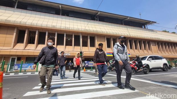 Pelican crossing di sisi timur Stasiun Cikini, Jakpus resmi dibuka. Warga dapat menyeberang dari Stasiun Cikini tanpa melompati pagar lagi. (Taufiq/detikcom)