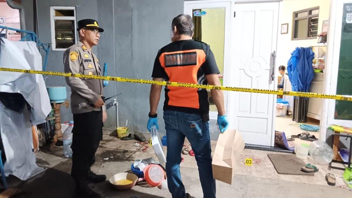 Polisi saat melakukan olah tempat kejadian perkara pembacokan di Wergu Wetan Kecamatan Kudus, Minggu (14/9/2025).