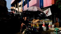 Warga berbelanja kebutuhan harian di Pasar Kebayoran Lama, Jakarta, Senin (15/9/2025). Menteri Perdagangan (Mendag) Budi Santoso mengungkapkan saat ini terdapat 404 unit pasar tradisional di 194 kabupaten/kota yang membutuhkan revitalisasi. Ia memperkirakan anggaran yang dibutuhkan mencapai Rp 2,4 triliun.