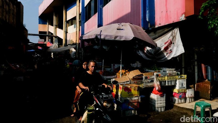 Warga berbelanja kebutuhan harian di Pasar Kebayoran Lama, Jakarta, Senin (15/9/2025). Menteri Perdagangan (Mendag) Budi Santoso mengungkapkan saat ini terdapat 404 unit pasar tradisional di 194 kabupaten/kota yang membutuhkan revitalisasi. Ia memperkirakan anggaran yang dibutuhkan mencapai Rp 2,4 triliun.
