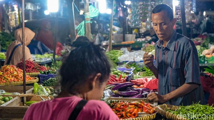 Warga berbelanja kebutuhan harian di Pasar Kebayoran Lama, Jakarta, Senin (15/9/2025). Menteri Perdagangan (Mendag) Budi Santoso mengungkapkan saat ini terdapat 404 unit pasar tradisional di 194 kabupaten/kota yang membutuhkan revitalisasi. Ia memperkirakan anggaran yang dibutuhkan mencapai Rp 2,4 triliun.