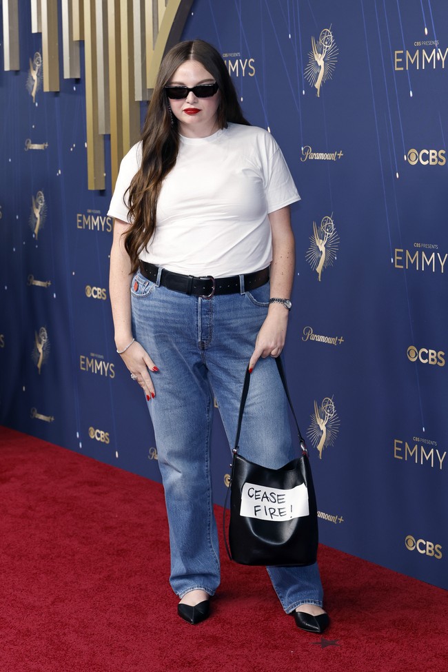 “Saya pikir orang harus mulai membawa kembali jeans ke red carpet. Busana tersebut populer di era ’90-an, tidak ada aturan. Anda boleh melakukan apa pun yang Anda mau,” ujarnya kepada Variety. Foto: Getty Images/Emma McIntyre