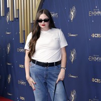 “Saya pikir orang harus mulai membawa kembali jeans ke red carpet. Busana tersebut populer di era ’90-an, tidak ada aturan. Anda boleh melakukan apa pun yang Anda mau,” ujarnya kepada Variety. Foto: Getty Images/Emma McIntyre