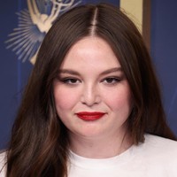 Dalam penampilannya di Emmy Awards, sang komedian menambahkan sentuhan warna yang halus dengan lipstik merah dan cat kuku merah. Rambutnya yang panjang dan gelap dibelah tengah dan ditata bergelombang. Foto: Getty Images/Emma McIntyre