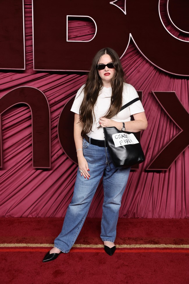 Meg Stalter tampil berbeda di ajang Emmy Awards 2025 yang digelar di Peacock Theater, Los Angeles, AS, Minggu (14/9/2025). Bintang serial Hacks itu memilih gaya kasual dengan kaus putih sederhana, celana jeans biru , sabuk hitam, sepatu flat, serta kacamata hitam. Foto: Getty Images/Emma McIntyre