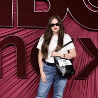 Meg Stalter tampil berbeda di ajang Emmy Awards 2025 yang digelar di Peacock Theater, Los Angeles, AS, Minggu (14/9/2025). Bintang serial Hacks itu memilih gaya kasual dengan kaus putih sederhana, celana jeans biru , sabuk hitam, sepatu flat, serta kacamata hitam. Foto: Getty Images/Emma McIntyre