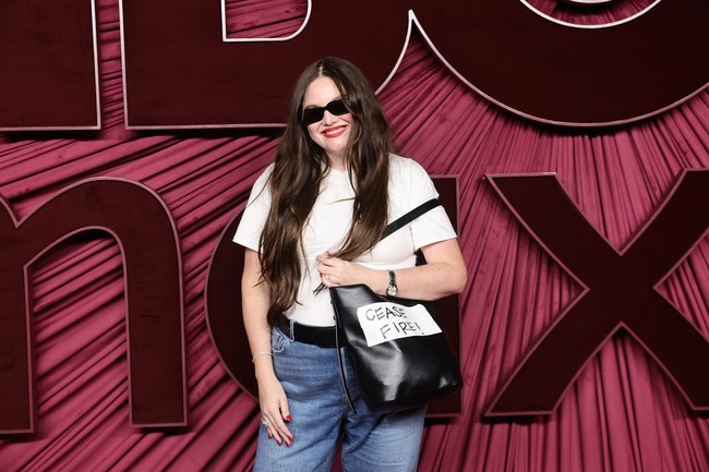 Selain lewat penampilannya, Stalter juga membagikan unggahan dari kelompok Artists4Ceasefire di Instagram Story, yang berbunyi: “Bicara sekarang, Gaza kelaparan.” Dalam Instagram Artists4Ceasefire menyerukan kepada Presiden Amerika Serikat dan Kongres untuk segera menuntut deeskalasi dan gencatan senjata di Gaza maupun Israel. Foto: Getty Images/Emma McIntyre