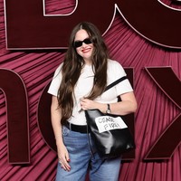 Selain lewat penampilannya, Stalter juga membagikan unggahan dari kelompok Artists4Ceasefire di Instagram Story, yang berbunyi: “Bicara sekarang, Gaza kelaparan.” Dalam Instagram Artists4Ceasefire menyerukan kepada Presiden Amerika Serikat dan Kongres untuk segera menuntut deeskalasi dan gencatan senjata di Gaza maupun Israel. Foto: Getty Images/Emma McIntyre