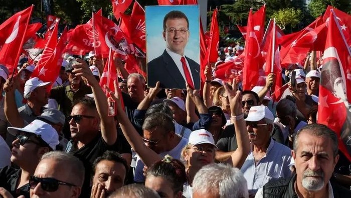 A supporter of main opposition Republican People’s Party (CHP) holds a portrait of jailed Istanbul Mayor Ekrem Imamoglu during a rally, a day before a court is set to rule on whether to annul the party’s last general congress and unseat its leader Ozgur Ozel, in Ankara, Turkey, September 14, 2025. (Reuters)