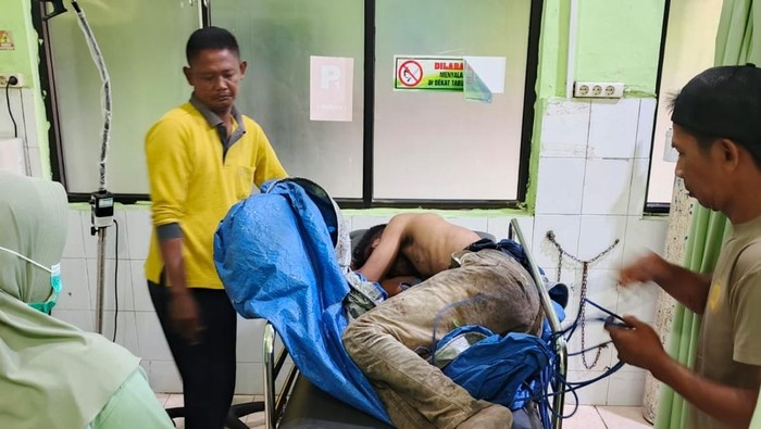 Pria penuh luka dan lemah yang ditemukan di Bangkalan saat mendapat perawatan medis