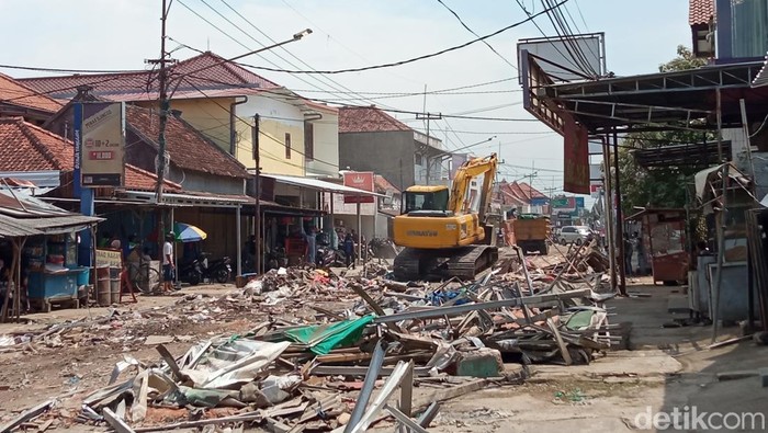 Penertiban lapak pedagang di Desa Jungjang, Kecamatan Arjawinangun, Kabupaten Cirebon