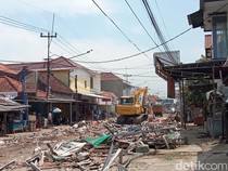 2 Alat Berat Turun, 300 Lapak Jualan di Desa Jungjang Diratakan