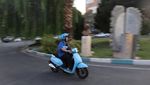 Perempuan Iran Menjawab Stigma, Nekat Mengendarai Sepeda Motor Tanpa SIM