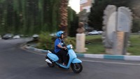 Perempuan Iran mengendarai sepeda motor di jalanan kota. Kaum garis keras berpendapat bahwa mengendarai sepeda motor melanggar aturan kesopanan Islam dan berisiko memperlihatkan aurat perempuan. Foto: Majid Asgaripour/WANA via REUTERS