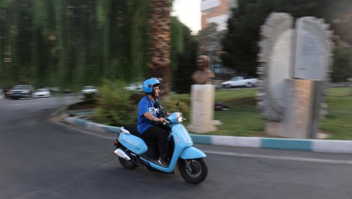 Perempuan Iran Menjawab Stigma, Nekat Mengendarai Sepeda Motor Tanpa SIM Iranian women, Bahareh, Saqar and Farah ride motorcycles without a license, while female motorcycling is still not officially legal, in Tehran, Iran, September 7, 2025. Majid Asgaripour/WANA (West Asia News Agency) via REUTERS ATTENTION EDITORS - THIS PICTURE WAS PROVIDED BY A THIRD PARTY