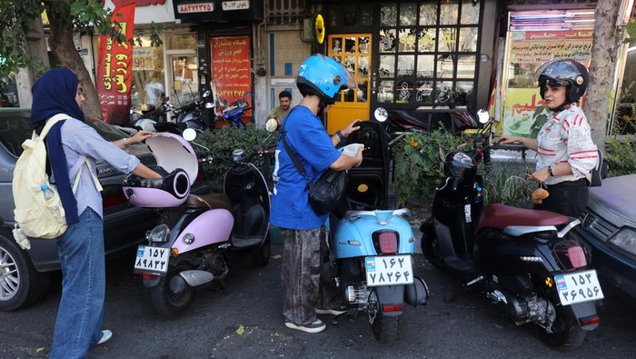 Perempuan Iran Menjawab Stigma, Nekat Mengendarai Sepeda Motor Tanpa SIM Iranian women, Bahareh, Saqar and Farah ride motorcycles without a license, while female motorcycling is still not officially legal, in Tehran, Iran, September 7, 2025. Majid Asgaripour/WANA (West Asia News Agency) via REUTERS ATTENTION EDITORS - THIS PICTURE WAS PROVIDED BY A THIRD PARTY
