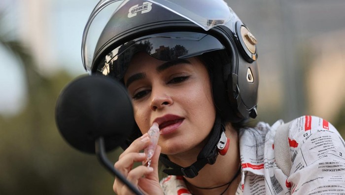 Perempuan Iran Menjawab Stigma, Nekat Mengendarai Sepeda Motor Tanpa SIM Iranian women, Bahareh, Saqar and Farah ride motorcycles without a license, while female motorcycling is still not officially legal, in Tehran, Iran, September 7, 2025. Majid Asgaripour/WANA (West Asia News Agency) via REUTERS ATTENTION EDITORS - THIS PICTURE WAS PROVIDED BY A THIRD PARTY