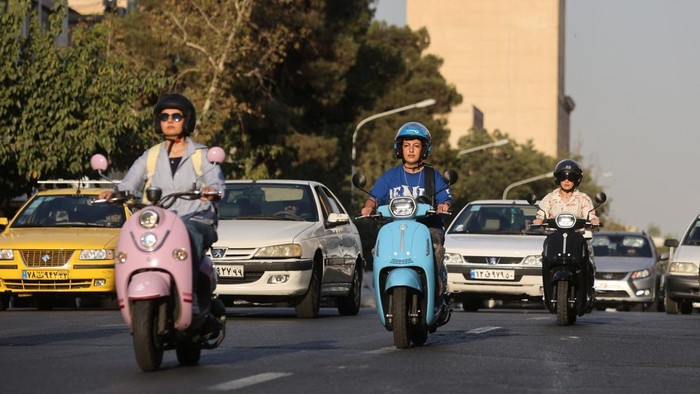 Perempuan Iran Menjawab Stigma, Nekat Mengendarai Sepeda Motor Tanpa SIM Iranian women, Bahareh, Saqar and Farah ride motorcycles without a license, while female motorcycling is still not officially legal, in Tehran, Iran, September 7, 2025. Majid Asgaripour/WANA (West Asia News Agency) via REUTERS ATTENTION EDITORS - THIS PICTURE WAS PROVIDED BY A THIRD PARTY