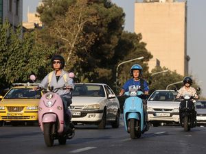 Perempuan Iran Menjawab Stigma, Nekat Mengendarai Sepeda Motor Tanpa SIM