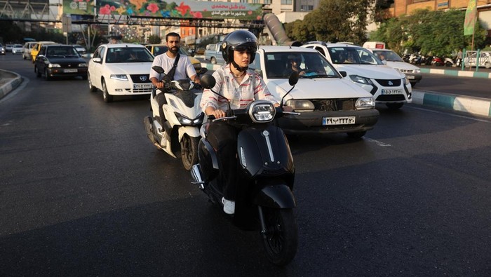 Perempuan Iran Menjawab Stigma, Nekat Mengendarai Sepeda Motor Tanpa SIM Iranian women, Bahareh, Saqar and Farah ride motorcycles without a license, while female motorcycling is still not officially legal, in Tehran, Iran, September 7, 2025. Majid Asgaripour/WANA (West Asia News Agency) via REUTERS ATTENTION EDITORS - THIS PICTURE WAS PROVIDED BY A THIRD PARTY