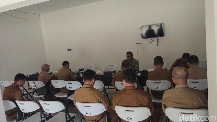 Pertemuan Bupati Ciamis dengan sejumlah pejabat di Rest Area Karangkamulyan.