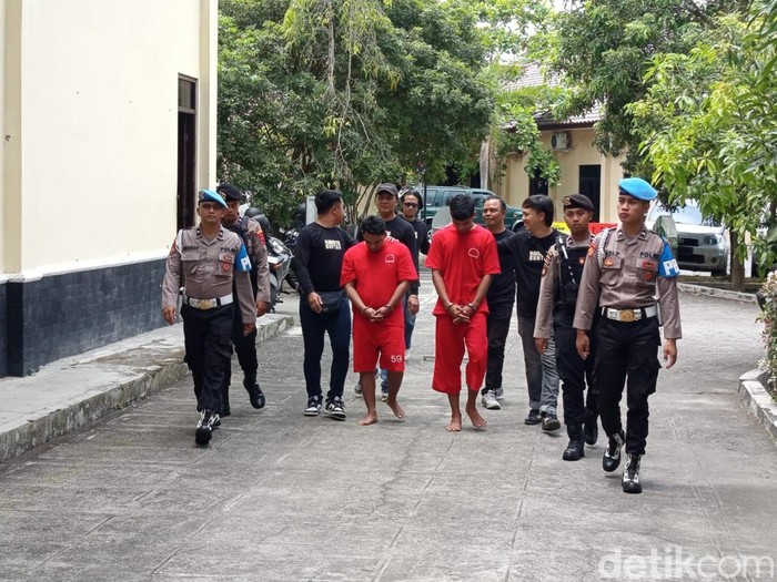 Dua pelaku pengedar pil sapi saat dihadirkan dalam rilis di Polresta Magelang, Senin (15/9/2025).