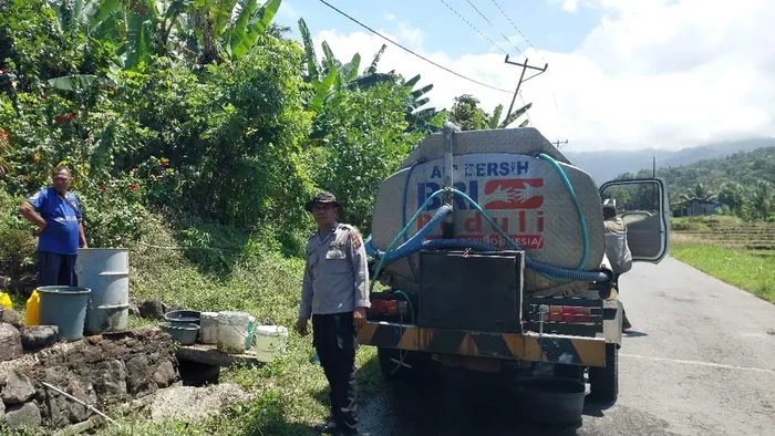 Polisi Distribusikan Air Bersih untuk Warga Terdampak Banjir di Nagakeo NTT