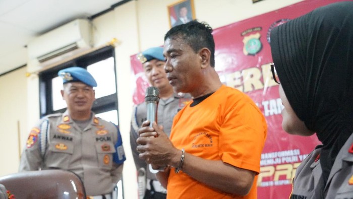 Polisi gadungan berinisial W alias A (59) ditangkap. Selain menipu banyak orang, polisi gadungan berpangkat AKP itu pernah membawa kabur istri orang. (dok Istimewa)