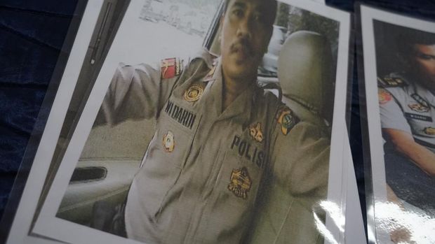 Polisi gadungan berinisial W alias A (59) ditangkap. Selain menipu banyak orang, polisi gadungan berpangkat AKP itu pernah membawa kabur istri orang. (dok Istimewa)