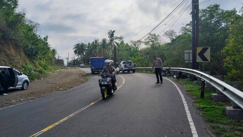 Polisi melakukan olah TKP di lokasi lakalantas mobil dan motor yang melibatkan Komisioner KPU Karangasem, Senin (15/9/2025). (Dok. Satlantas Polres Karangasem)