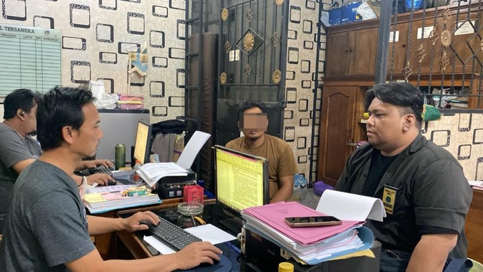 Polisi memeriksa seorang pengedar sabu yang diamankan di Mapolresta Cilacap, Senin (15/9/2025).
