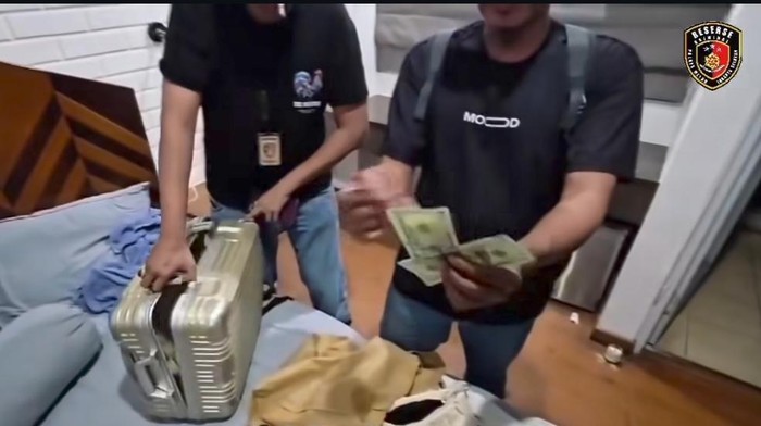 Polisi menangkap dua pria di apartemen di Kalibata, Jaksel. Keduanya ditangkap terkait kasus peredaran uang palsu yang disimpan di apartemen tersebut. (dok Istimewa)