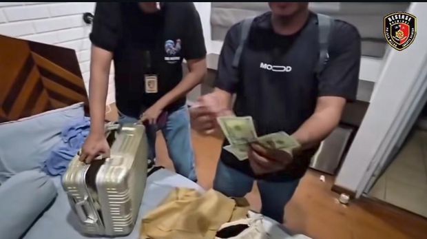 Polisi menangkap dua pria di apartemen di Kalibata, Jaksel. Keduanya ditangkap terkait kasus peredaran uang palsu yang disimpan di apartemen tersebut. (dok Istimewa)